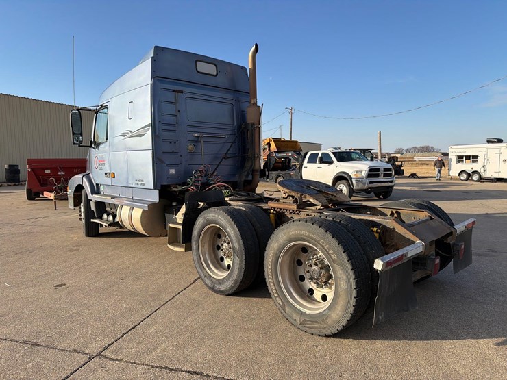 2001-volvo-vn-image-5