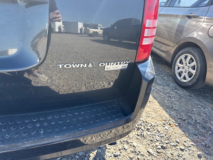 2009-chrysler-town-&-country-image-7