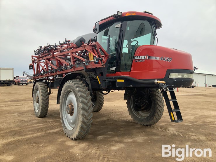2013-case-ih-4430-self-propelled-sprayer-image-3