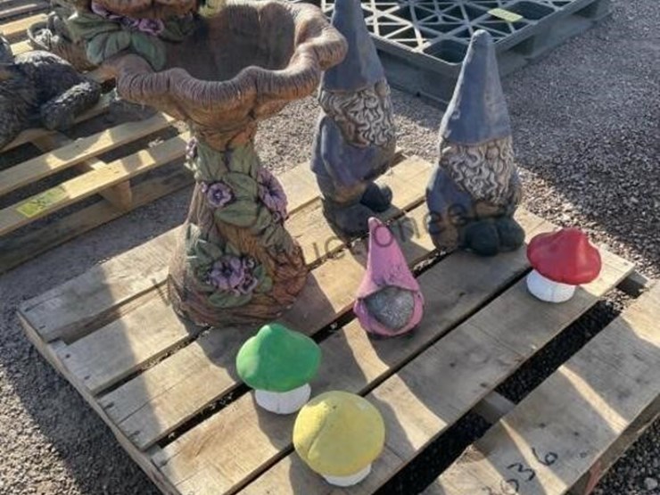 pallet-of-assorted-concrete-statues-image-1