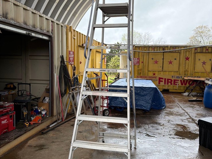 louisville-8-aluminum-rolling-ladder-image-2