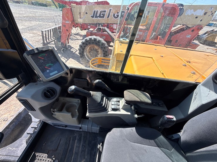 2017-caterpillar-305.5e2-image-23