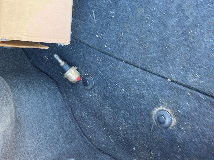 2004-cadillac-deville-sedan-image-29