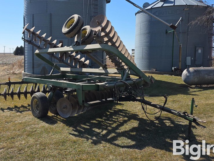 john-deere-220-image-3