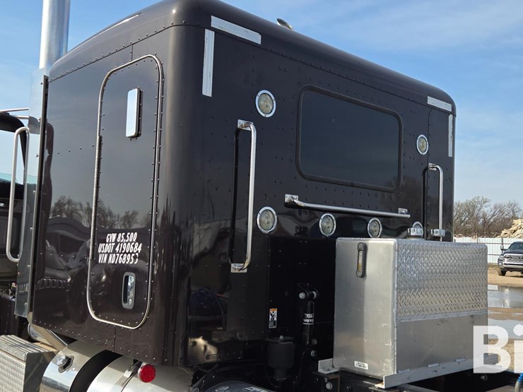 2022-peterbilt-389-image-9