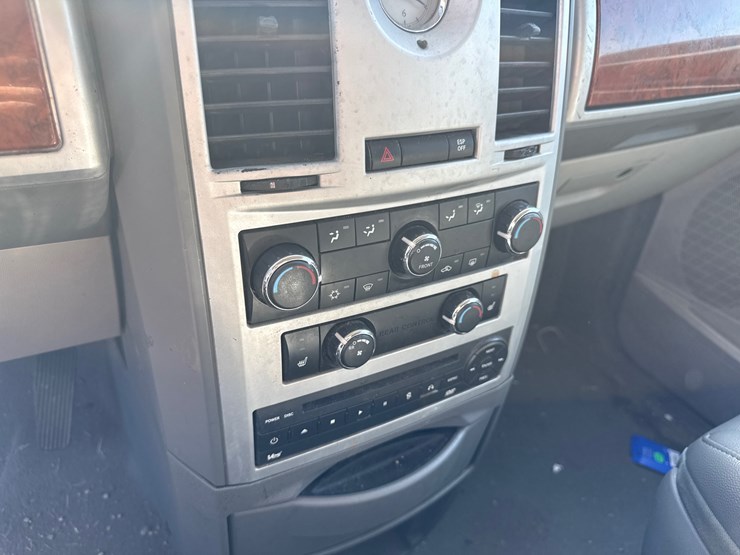 2009-chrysler-town-&-country-image-25