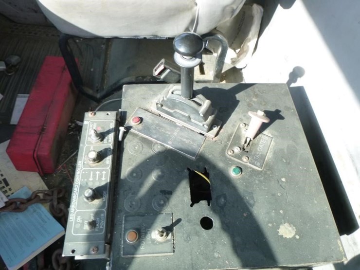 2001-freightliner-fl70-image-13