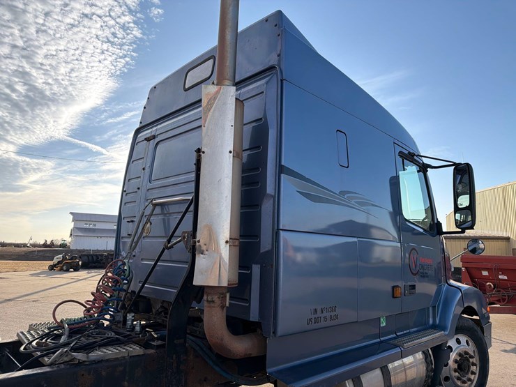 2001-volvo-vn-image-26