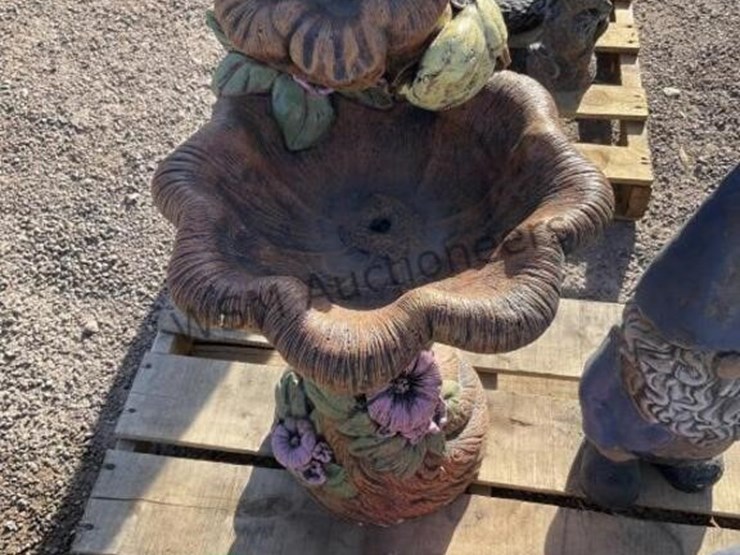 pallet-of-assorted-concrete-statues-image-4