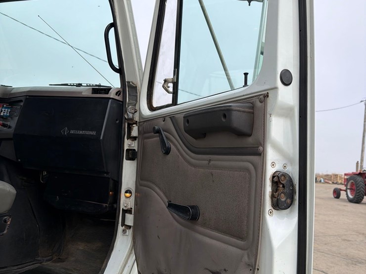 2000-international-8100-image-44