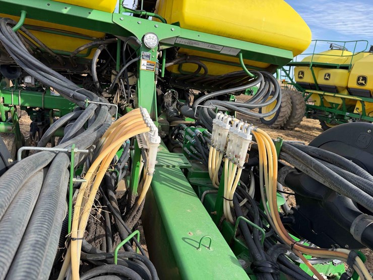 2011-john-deere-1770nt-ccs-image-13