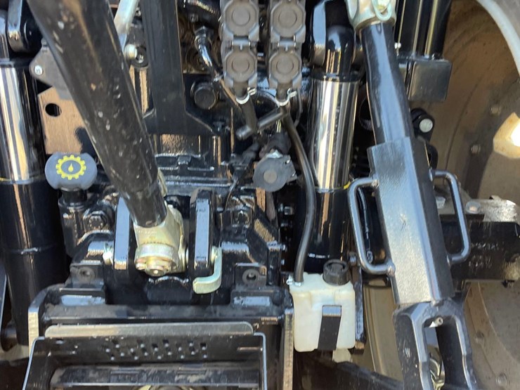 2013-case-ih-l765-image-22