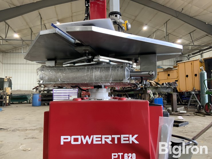 2025-massey-ferguson-730-image-11