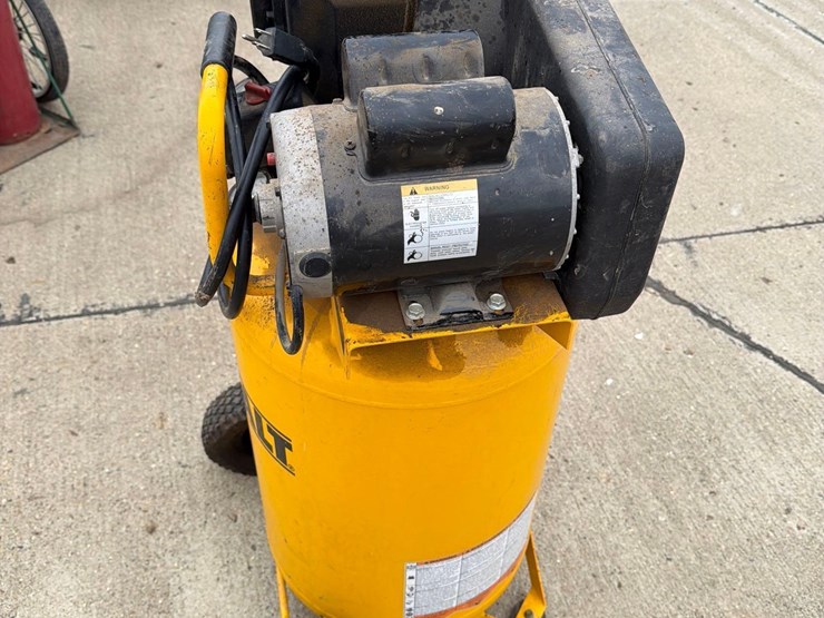 dewalt-30-gallon-air-compressor-image-8