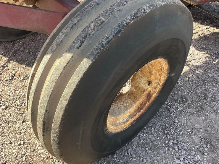 allis-chalmers-7040-2wd-tractor—1-owner-image-8