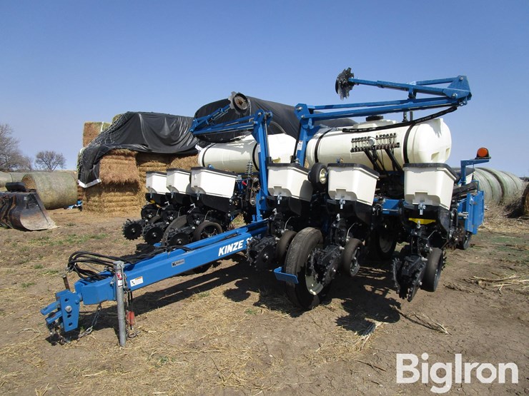 2023-kinze-3205-image-1