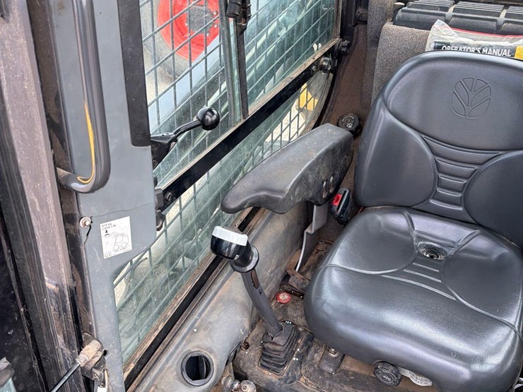 2011-new-holland-l218-image-35