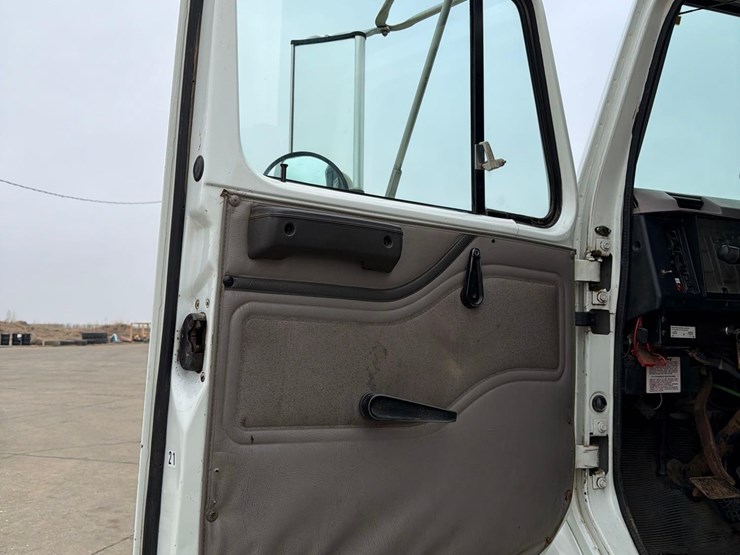 2000-international-8100-image-28