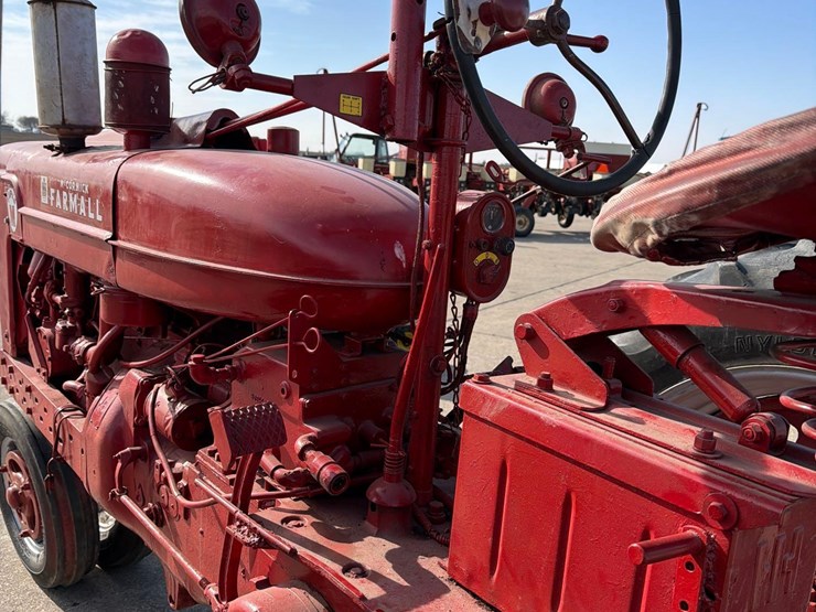 1953-farmall-super-m-tractor-image-30