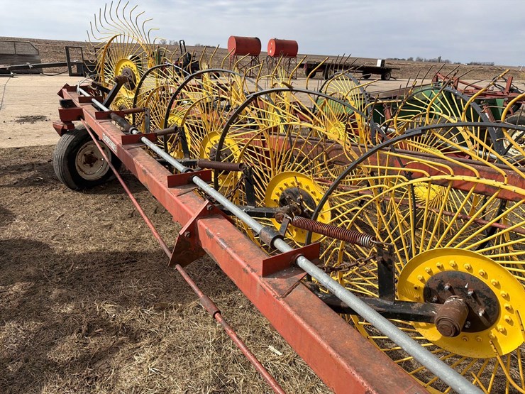 h&s-18-wheel-pull-type-rake-image-7