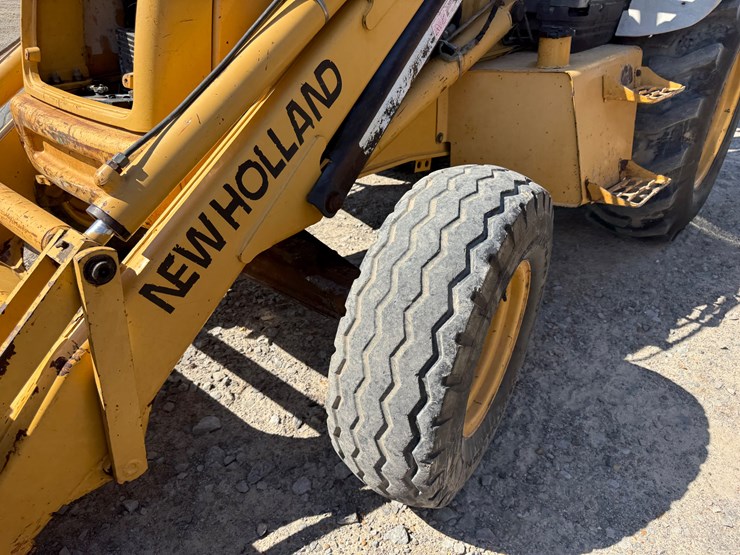 new-holland-555e-image-42