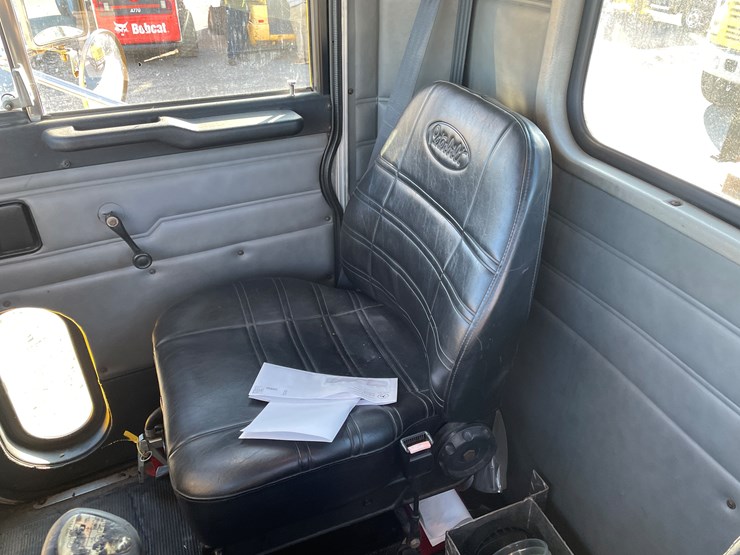 1999-peterbilt-330-image-36