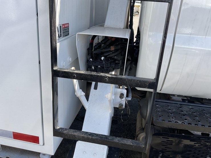 2011-ford-f750-image-4