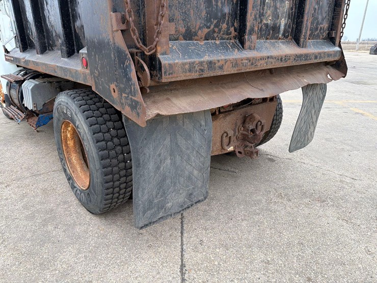 2000-international-8100-image-8