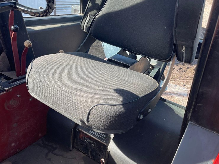 allis-chalmers-7040-2wd-tractor—1-owner-image-28