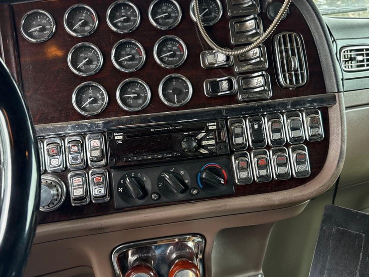 2016-peterbilt-389-image-93