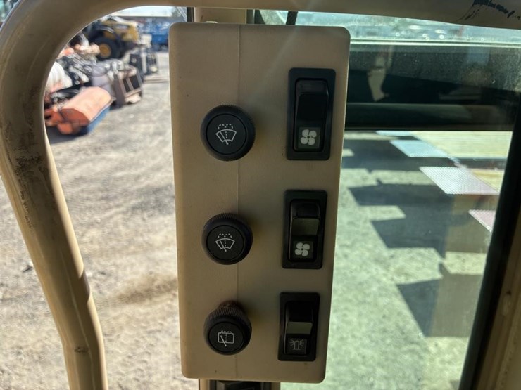 2003-caterpillar-143h-image-22