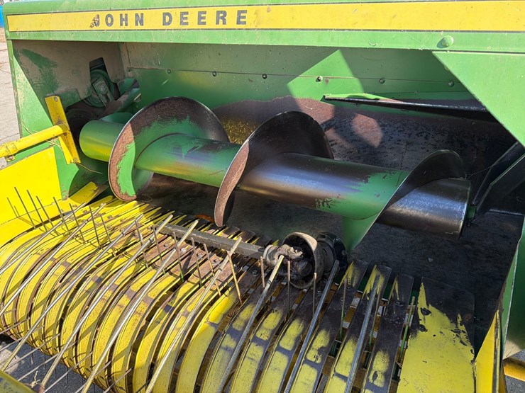 john-deere-336-image-11