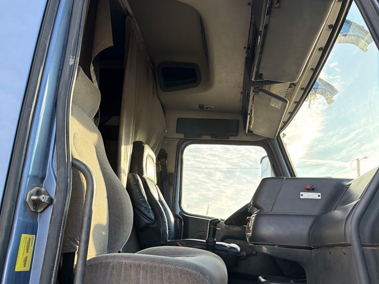 2001-volvo-vn-image-53