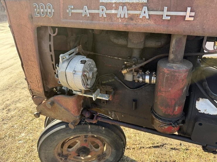farmall-200-tractor-image-9