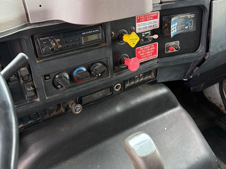 2000-international-8100-image-35