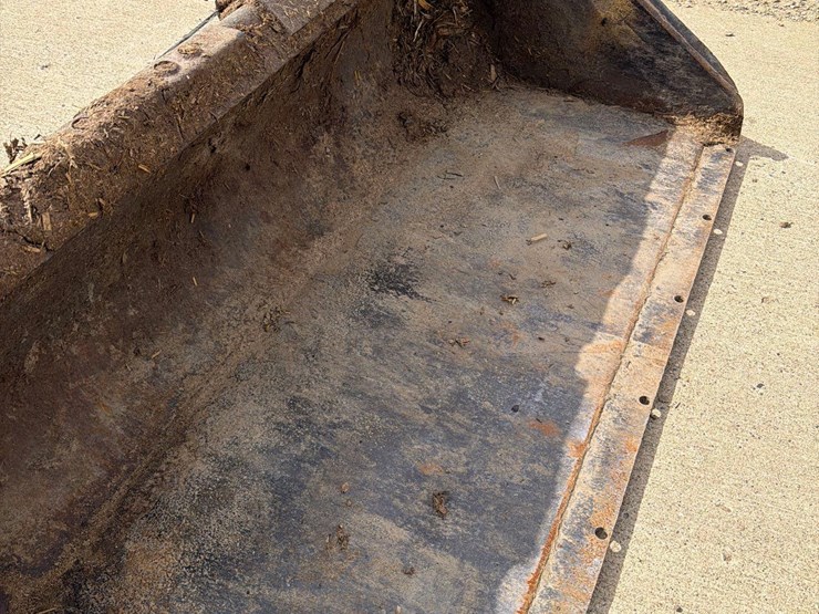 skidloader-82”-skidloader-bucket-image-8