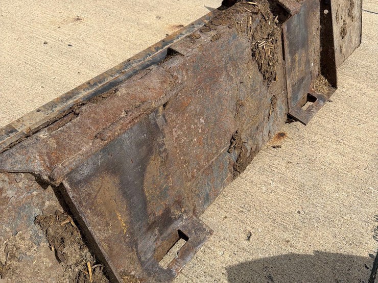 skidloader-82”-skidloader-bucket-image-3