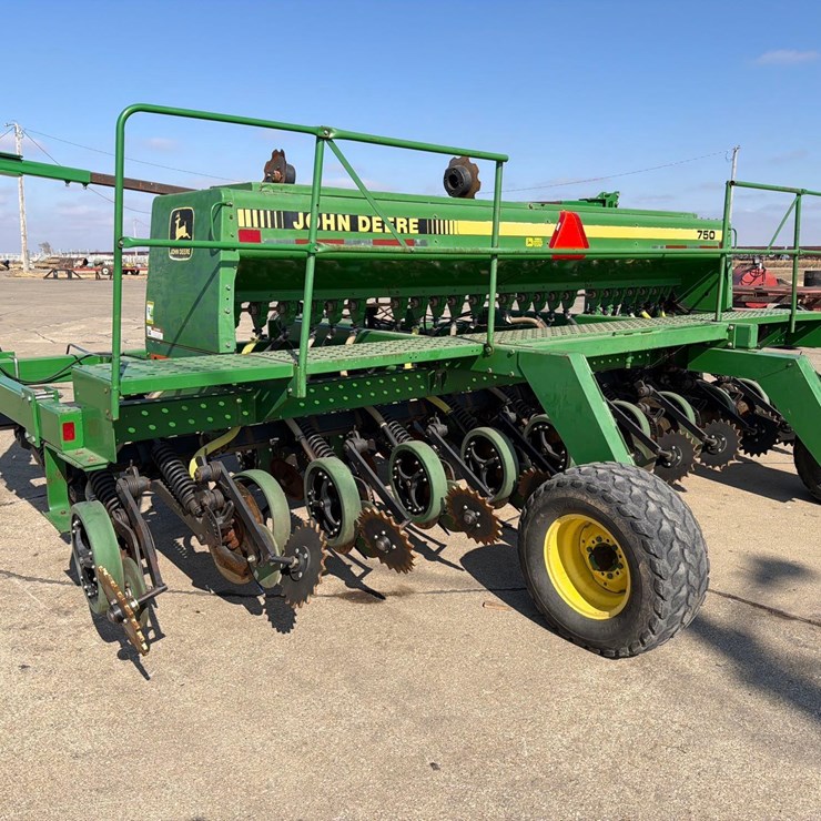 JOHN DEERE 750