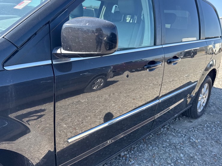 2009-chrysler-town-&-country-image-16