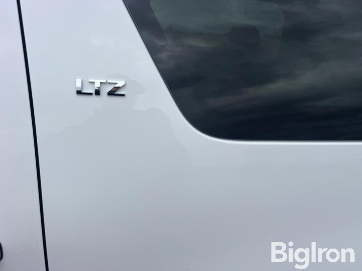 2007-chevrolet-suburban-image-14