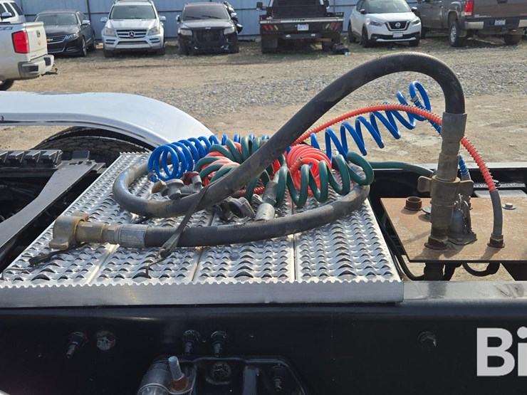 2022-peterbilt-389-image-16