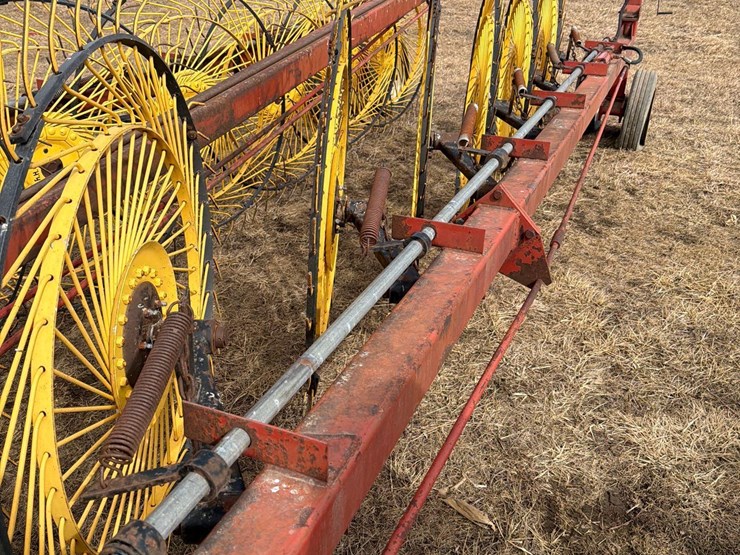 h&s-18-wheel-pull-type-rake-image-21