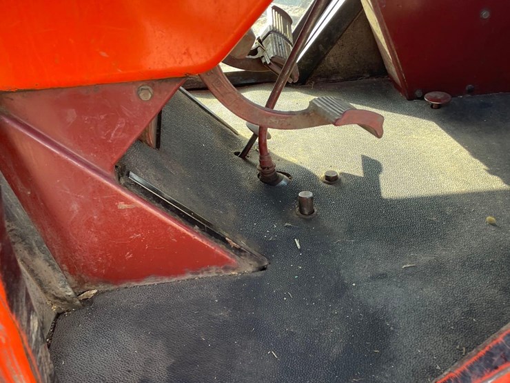 allis-chalmers-7040-2wd-tractor-image-29