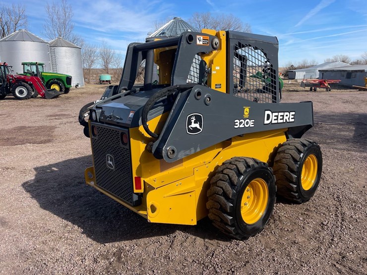 2017-deere-320e-image-3
