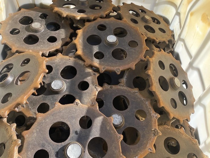 fingertill-planter-closing-wheels-image-1