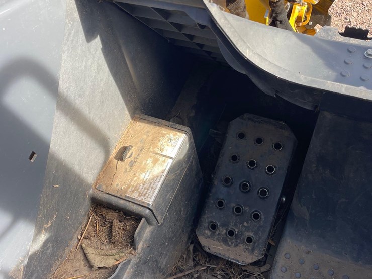 2017-deere-320e-image-32