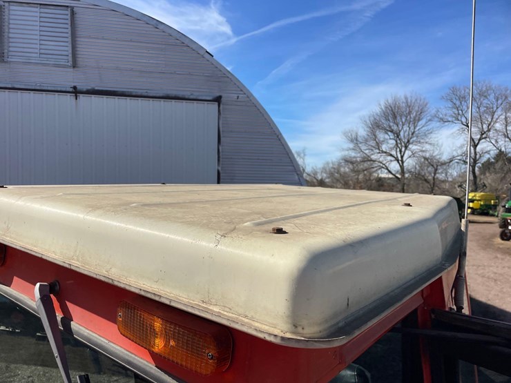 allis-chalmers-7040-2wd-tractor-image-48