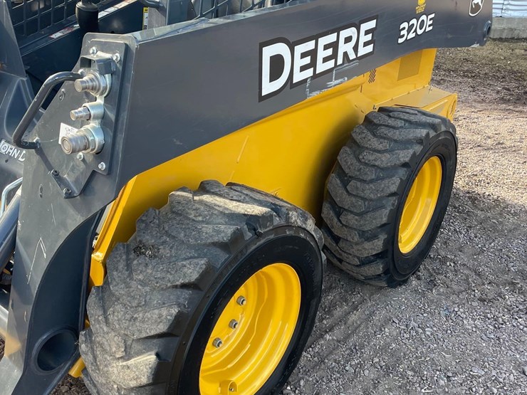 2017-deere-320e-image-8