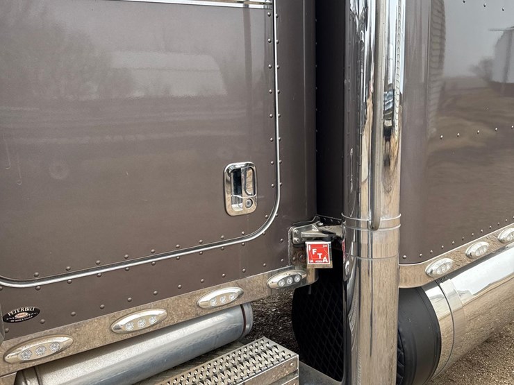 2016-peterbilt-389-image-103