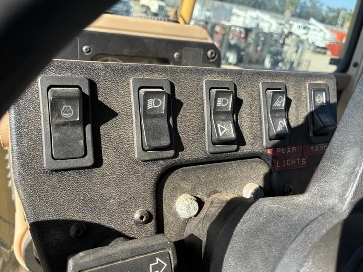 2005-caterpillar-143h-image-24